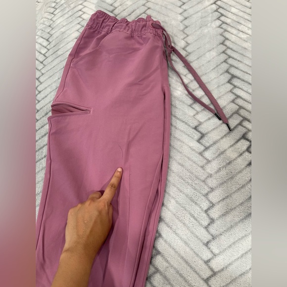 Mauve Jaanuu scrub set with jogger pants (XXS top, S pants) - Picture 4 of 9